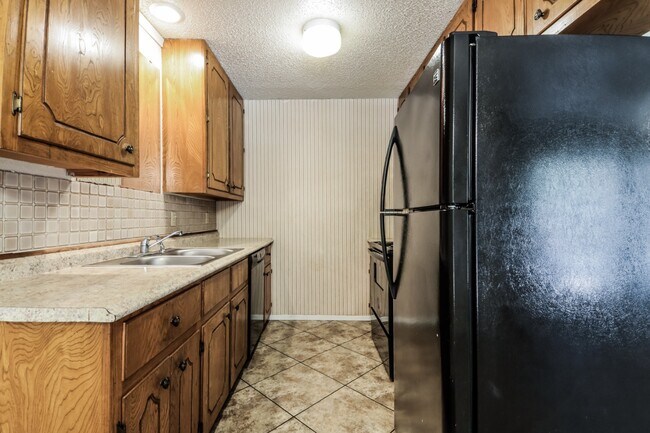 Building Photo - Charming 2BR/1BA Sherman Townhome with Private Fenced Backyard – Move-In Ready