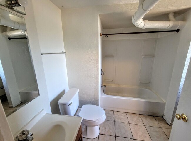 Building Photo - Pre-leasing for June! - 6 bed/3 bath Near Campus