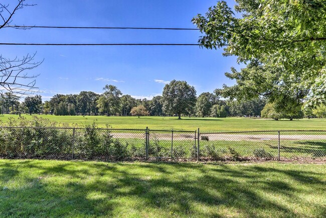 Building Photo - 1960 Pinelawn Dr