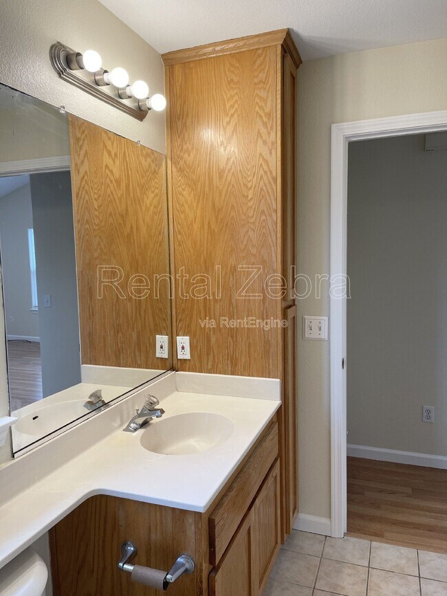 Building Photo - 2062 Red Oak Cir