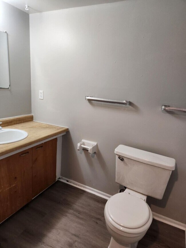 Building Photo - Newly renovated 2 bedroom 2 bath