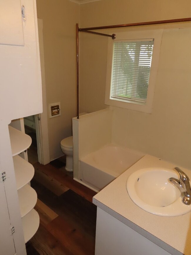 Building Photo - Quaint 2 Bed/ 1 Bath Home In Desirable Springfield !