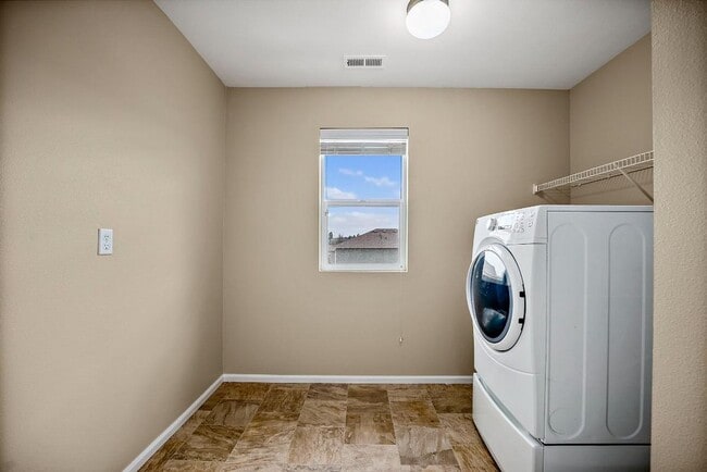 Building Photo - Spacious Spanaway Home w/ A/C & 5 Bedrooms...