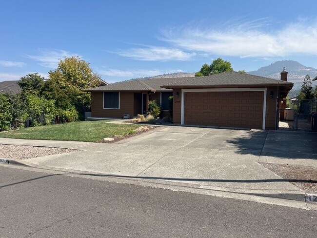 Building Photo - Great East Medford location with views of RoxyAnn