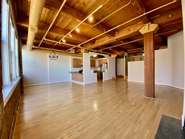 Building Photo - 913 W Van Buren St