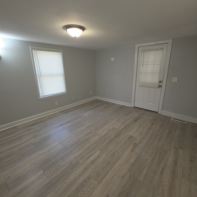 Building Photo - Cozy 3 bedrooms and 1 bath home located on S Pleasant St in Independence, MO