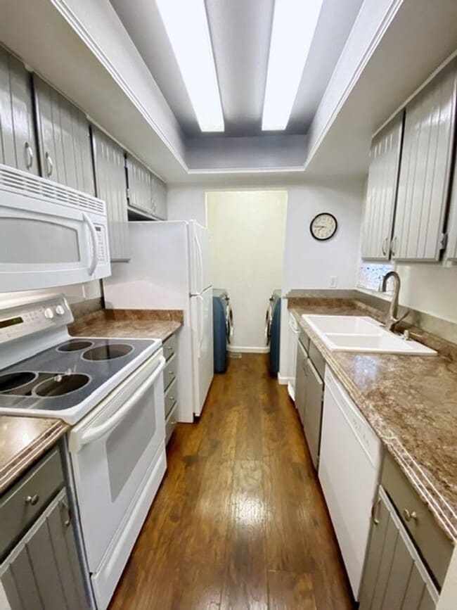 Building Photo - South Anchorage Condo with Balcony, Garage...