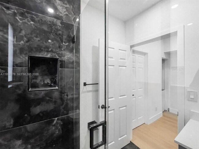 Building Photo - 629 SW 10th Ave