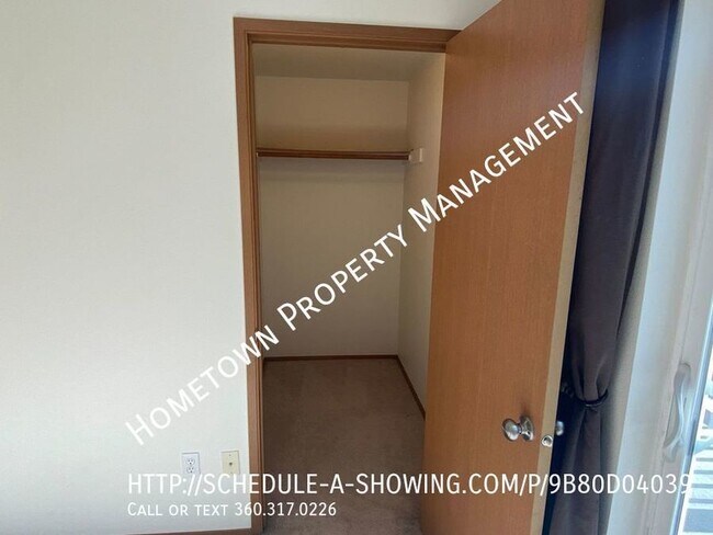 Building Photo - 3 bdrm Townhouse Avail NOW!