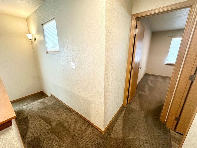 Building Photo - Updated Townhouse in Ellenbsurg
