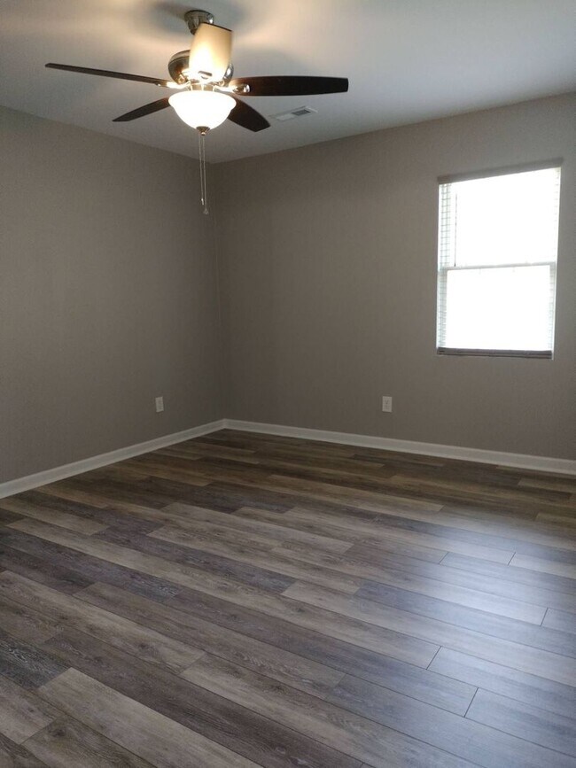 Building Photo - $200 Off Your First Full Month’s Rent!  Mo...
