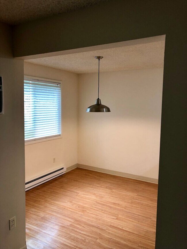 Building Photo - Beautiful and remodeled 1-Bedroom Apartmen...