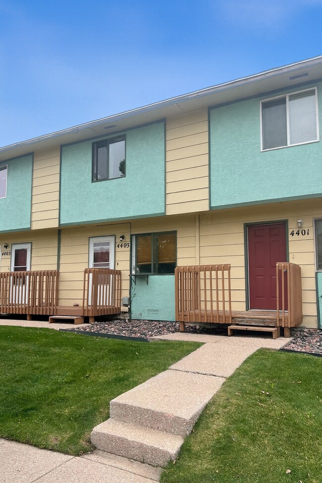 Primary Photo - Charming 2 Bedroom Townhouse Close to Ever...