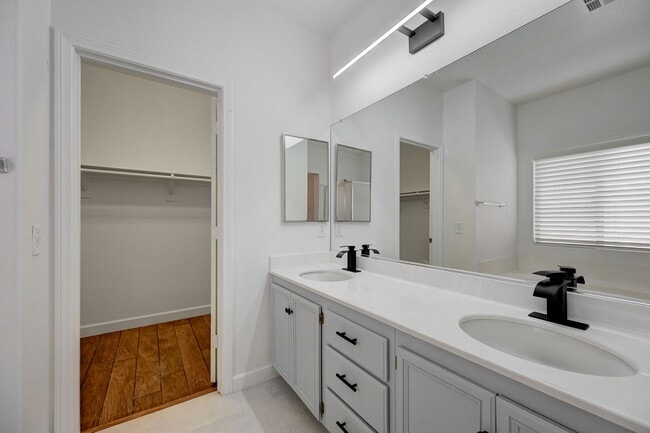 Building Photo - Stunning one story in the NW!