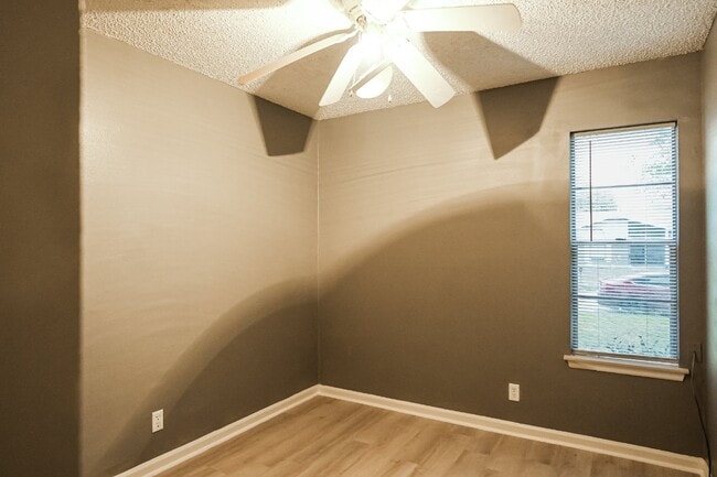 Building Photo - 209 Royal Dr