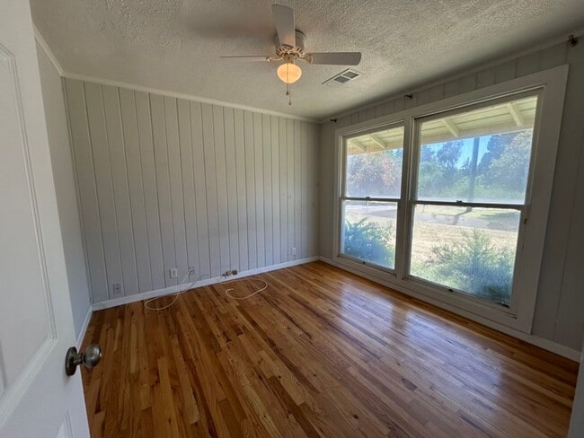 Building Photo - Cozy 2 Bed, 1 Bath Home Surrounded by Nature
