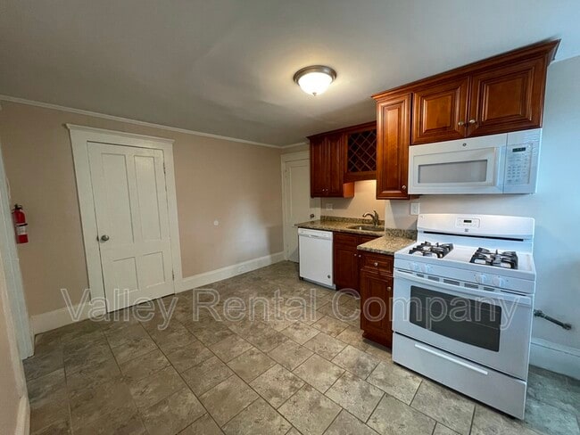 Building Photo - 200 King St