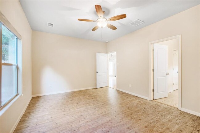 Building Photo - 2205 Independence Dr