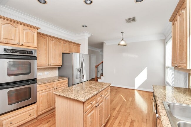 Building Photo - 833 Rosine St