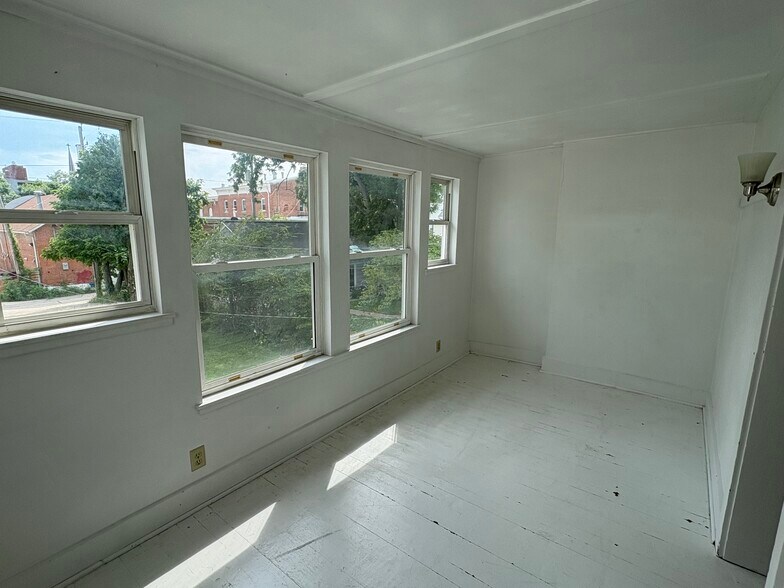 Building Photo - 315 E Davenport St