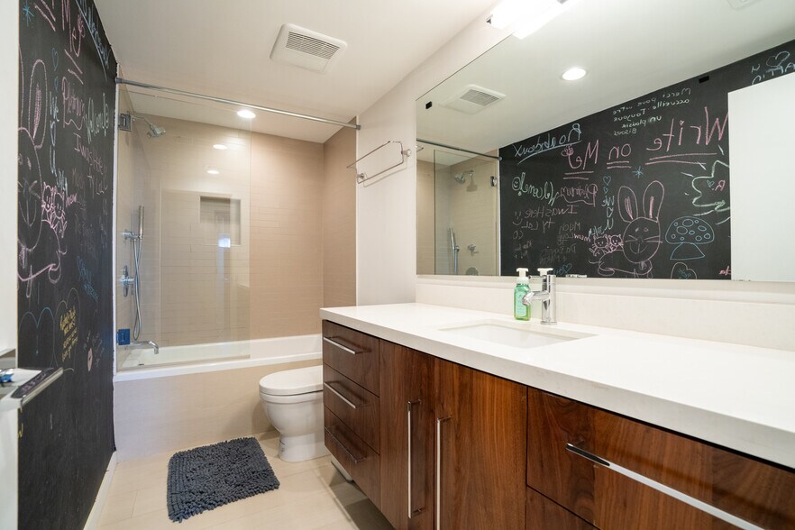 Building Photo - 3865 Buena Park Dr