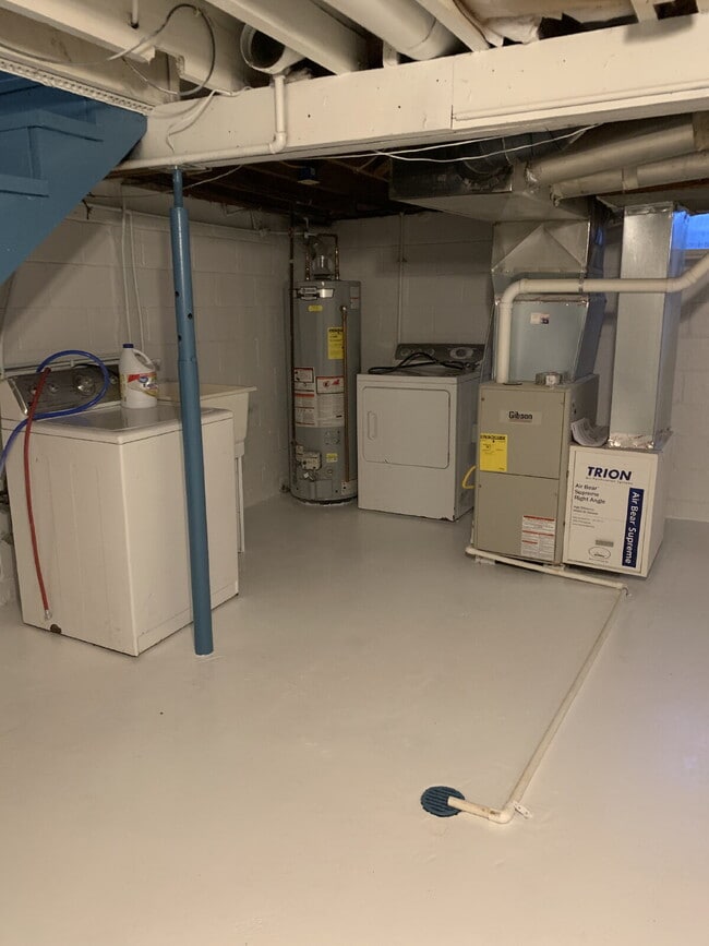 Building Photo - 2 Bedroom Duplex $1100/Month