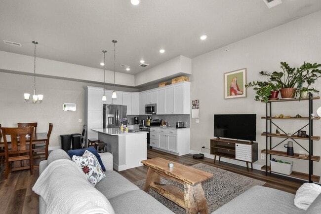 Building Photo - 6826 School House Dr