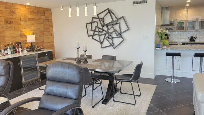 Building Photo - Beautifully renovated 2/2 condo downtown Sarasota with view of Bay!