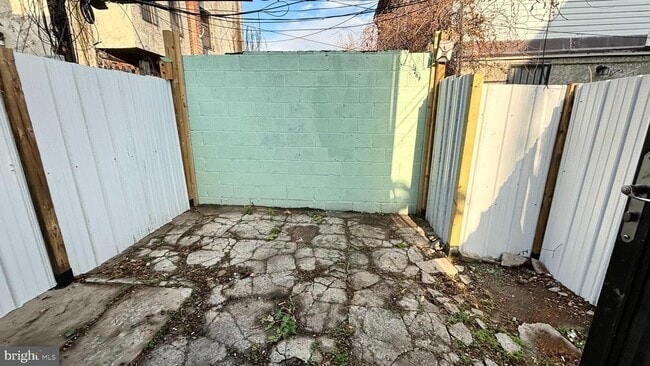 Building Photo - 2041 E Cambria St