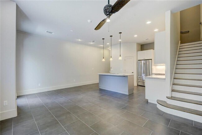 Building Photo - 206 E Live Oak St