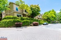 Building Photo - Beautiful Townhouse | Desirable Location