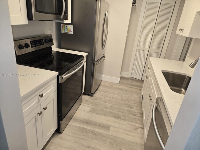 Building Photo - 5022 SW 93rd Ave