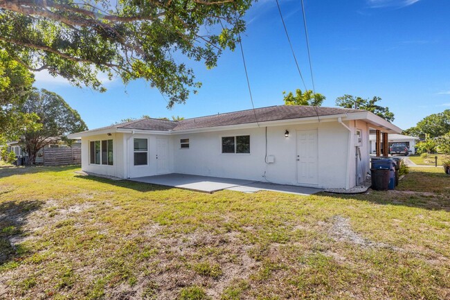 Building Photo - Modern Sarasota 3 Bedroom Home With Separa...