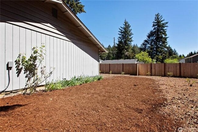 Building Photo - Beautifully Updated Duplex | W/D Included | Ideal for JBLM Commuters