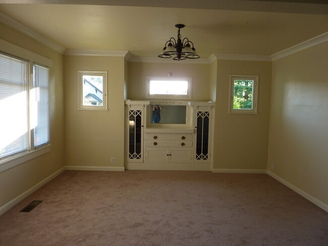 Building Photo - 731 S 49th St