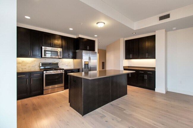 Building Photo - Gorgeous 2 BD/2BA Top Floor Condo In Great Peloton Community! Available August 7!