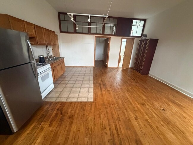 Building Photo - 1014 E Prairie Ave