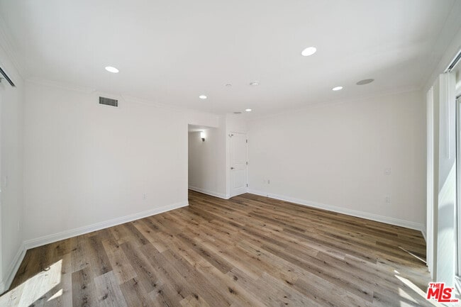 Building Photo - 1529 S Beverly Dr