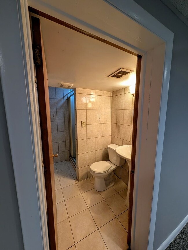 Building Photo - MODERN 3 BEDROOM HOME IN SOUTH PARK!