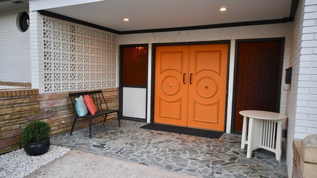 Building Photo - 5755 Doncaster Dr