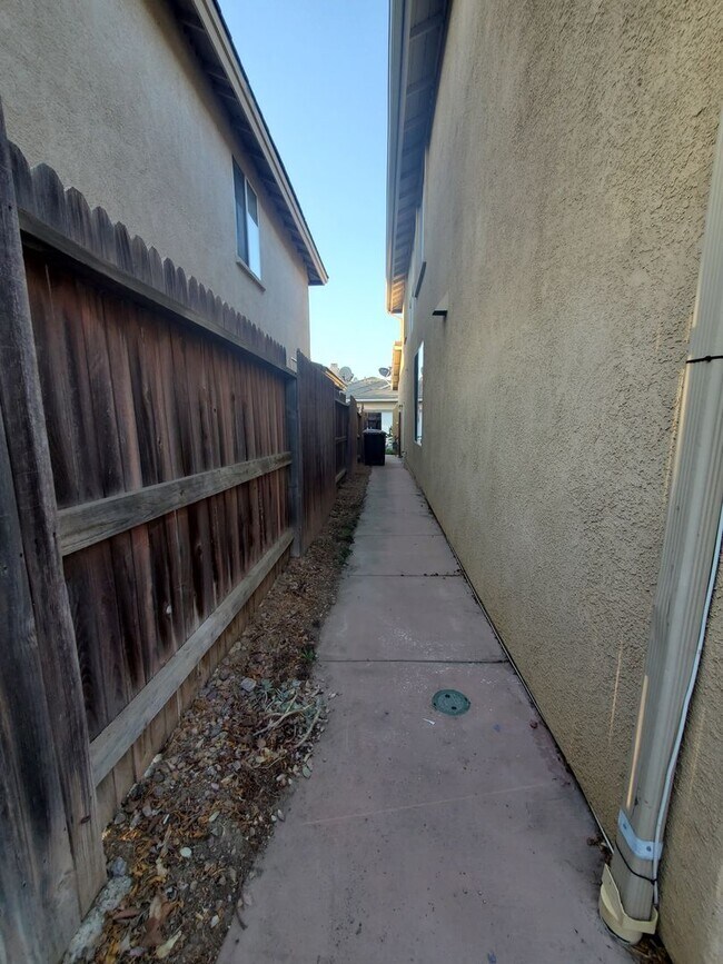 Building Photo - Wonderful 3 Bedroom 2.5 Bath Home in the h...