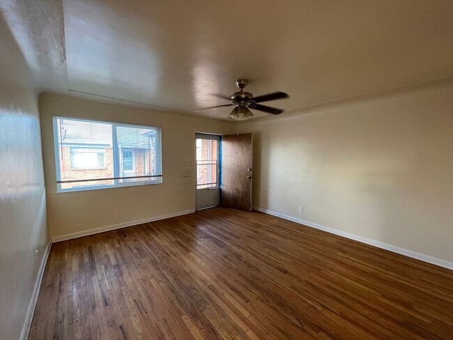 Building Photo - 2 Bedroom/ 1 Bathroom Upper Unit in Delmar...