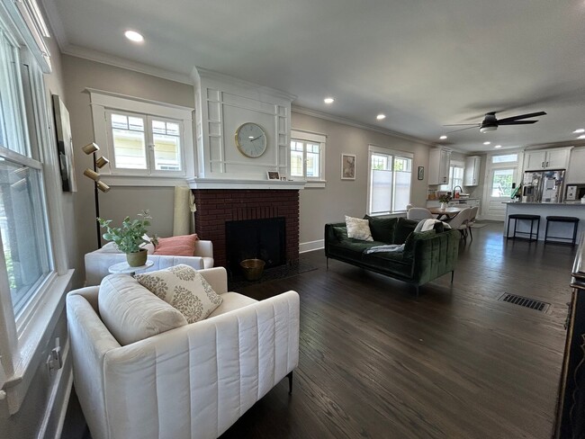 Building Photo - Updated 4 Bed 3 Bath Highlands Bungalow