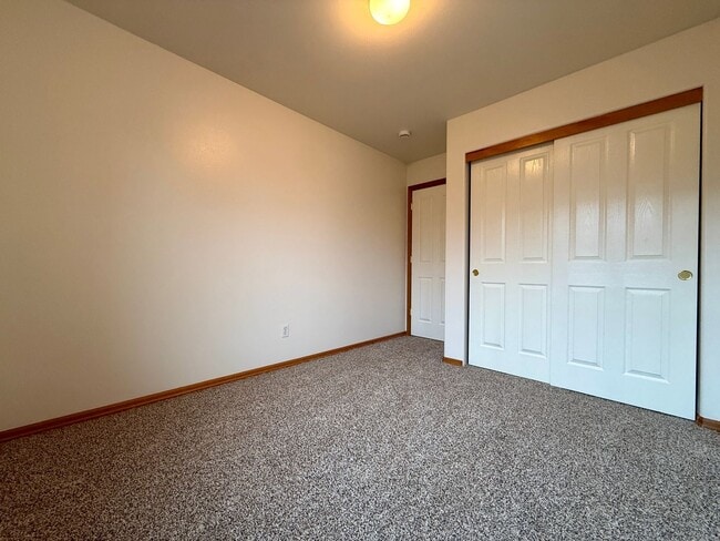 Building Photo - COME TAKE A LOOK AT THIS BEAUTIFUL NEWLY UPDATED HOME IN REDMOND!!