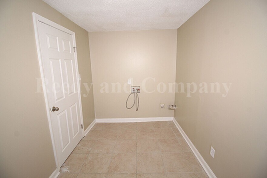 Building Photo - 4183 Park Forest Dr