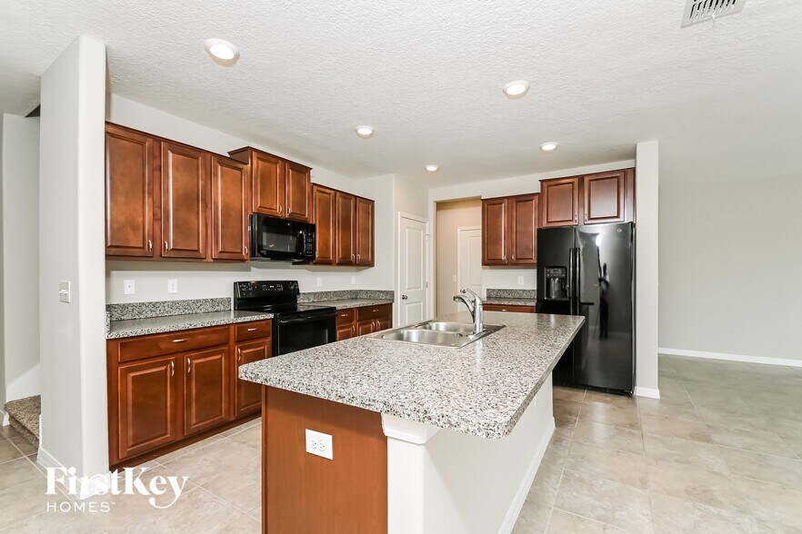 Building Photo - 14827 Crescent Rock Dr
