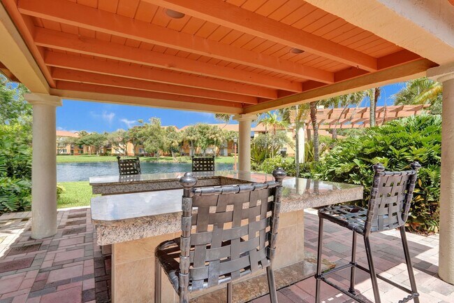 Building Photo - Updated 2 Bed, 2 Bath 1st Floor Condo with Garden Views in Lakes of Jacaranda, Plantation