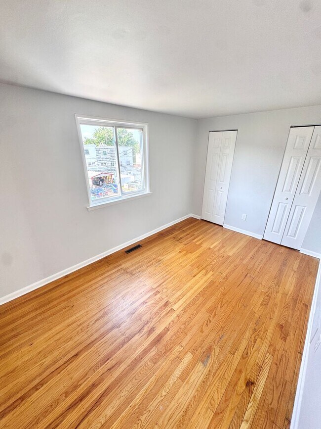 Building Photo - SUPER CLEAN THREE BEDROOM TOWNHOME