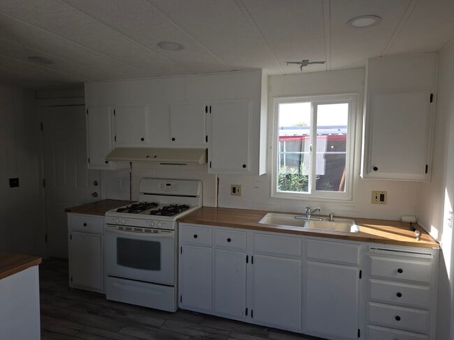 Building Photo - Newly Remodeled 2 bed/2 bath Manufactured Home with covered patio in BHC!