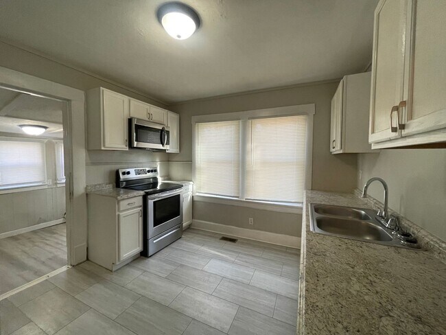 Building Photo - 3 bedroom 1 bath You will love coming Home